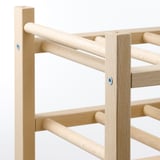 Fa bortartó vízszintes lécekkel palackokhoz, erős látható csavarokkal.