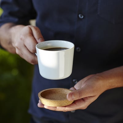 Sima, fehér, hengeres kávésbögre egyetlen fogantyúval a jobb oldalon, porcelánból, az IKEA tervezte.