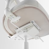 Ergonomikus székalap és mechanizmus részlet. Tartós anyagok, precíz mérnöki munka látható.