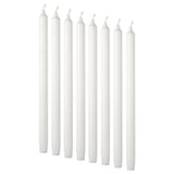 Nyolc fehér gyertya. Egyszerű, hengeres forma pamut kanócokkal. Párban elrendezve, egyenesen állva.