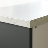 Modern konyhai munkalap sötét szekrényekkel, elegáns kialakítással.