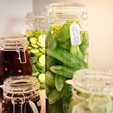 Üvegek savanyúsággal és lekvárokkal, lezárva, hogy rögzítsék a frissességet.