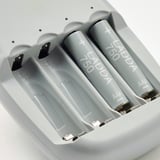 Négy szürke aaa újratölthető elem LADDA 750 felirattal, fehér tartóban elhelyezve, a márka logójával.