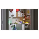 A gyermek dolgozóasztal többszínű kiegészítőkkel látható. Masszív kialakítás, kihúzható tároló és lekerekített élek a biztonság érdekében.