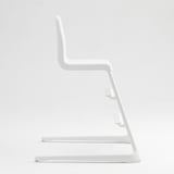 Fehér junior szék, modern kialakítás, l alakú váz, állítható lábak, sima felület, odafigyelés a részletekre.