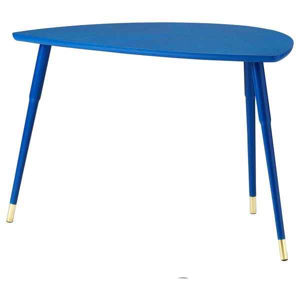 Élénkkék, kis IKEA LÖVBACKEN kisasztal, félkör alakú lap, három karcsú aranyhegyű láb, modern retro dizájn.