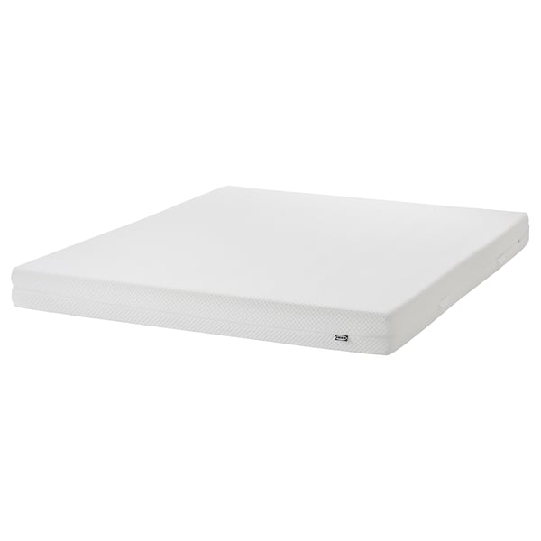 Egy fehér MALM ágy az ikea-tól. Téglalap alakú, letisztult, egyszerű kialakítású, látható fejtámla nélkül.