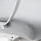 Egyszerűen kialakított modern irodai szék. Ergonomikus hálós háttámla és állítható kartámaszok semleges tónusúak.