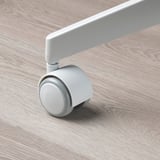 Közeli kép egy modern irodai szék karcsú kerékéről, sima, tartós felülettel.