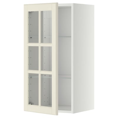 Ezen a képen egy fehér ikea METOD konyhaszekrény látható, négy üvegajtóval, hagyományos dizájnnal, ferde élekkel.