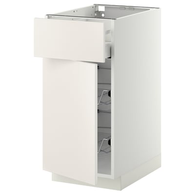 Ezen a képen egy fehér METOD konyhaszekrény látható kihúzható fiókkal és rácsos belső tárolóval, minimalista kivitelben.