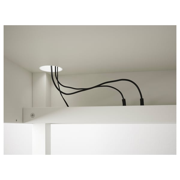 Fehér falra szerelhető íróasztal látható fekete kábelekkel és állítható polcokkal, kábelkivezetéssel.