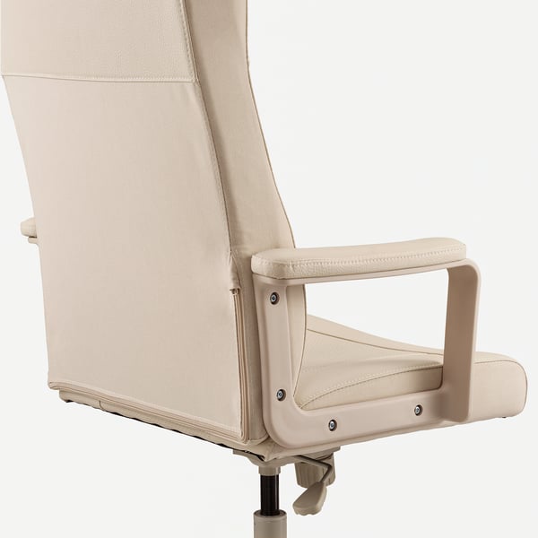 Ergonomikus irodai szék kárpitozott háttámlával és kartámaszokkal, állítható magassággal és dőlésszöggel, bézs anyaggal.