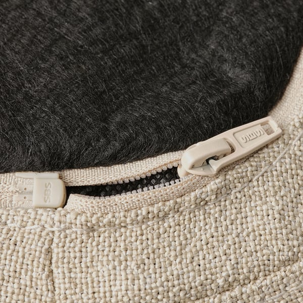 Közeli kép kiváló minőségű cipzárról bézs, szőtt szövettáskán, fekete béléssel.