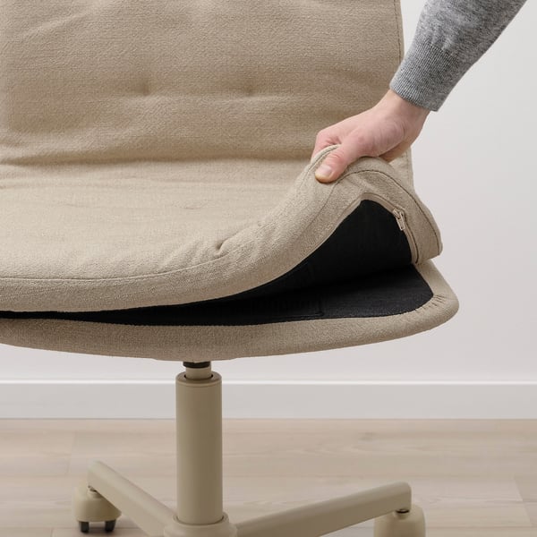 Személy emeli a székülést, felfedve a deréktámaszot.