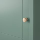 Egy világoskék ajtó modern fogantyújának közelképe, amely elegáns és stílusos kialakítást jelez.