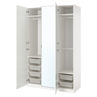 Fehér ikea PAX gardrób hálós kosarakkal, tükörajtóval és lágyan záródó zsanérokkal.