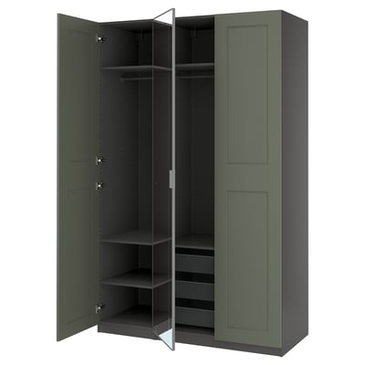 Ezen a képen egy sötétzöld ikea PAX gardrób látható, nyitott ajtókkal, polcokkal és egy akasztórúddal.
