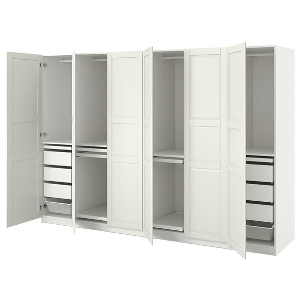 Fehér IKEA PAX gardrób nyitott ajtókkal, állítható polcokkal és fiókokkal.