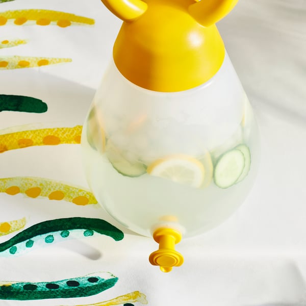 PILLERSTARR sárga vizes edény csappal; felső fogantyú, matt üveg, játékos design; nagy, letisztult dekoráció.