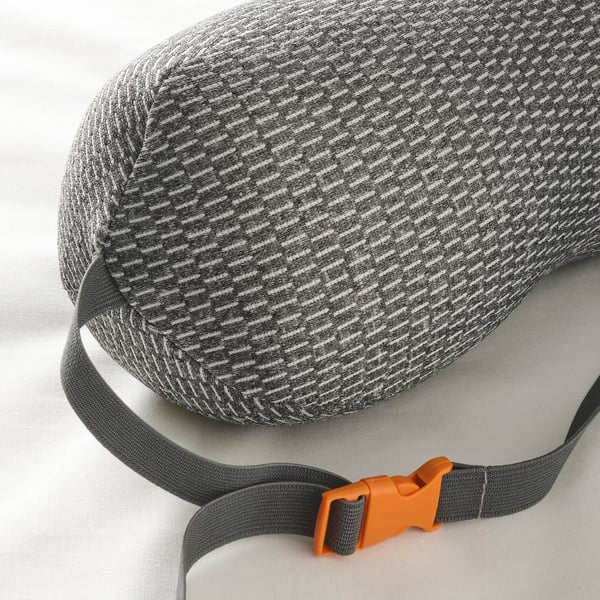 Közeli kép az ergonomikus párnáról texturált szürke huzattal, állítható pánttal és narancssárga csíptetővel.