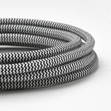 Fekete-fehér cikk-cakk mintás töltőkábel szépen csomagolva.