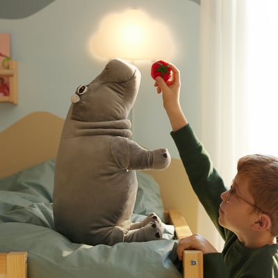 Nagy szürke víziló plüssjáték, újrahasznosított anyagok, barátságos design.