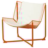 Modern narancssárga szék fehér párnával, drótvázzal, elegáns kialakítással. Az ikeas nytillverkad kollekció része.