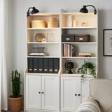 Falra szerelhető fekete bilincs lámpa fehér könyvespolc felett, modern és fókuszált világítás. Karakterek száma: 47