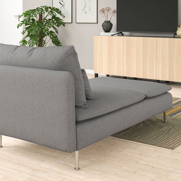 Modern szürke SÖDERHAMN heverő fém lábakkal a stílusos nappaliban, valamivel kisebb, mint a tv-állvány.