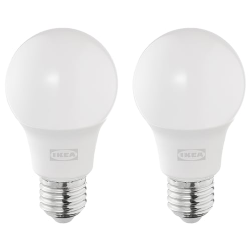 Két kerek fehér ikea led izzó hideg-fehér fénnyel, egymás mellett állva.