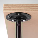 Fém láb fa asztalhoz rögzítve.