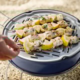 Citromos halnyárs grillezés a STRANDÖN hordozható, jól szellőző faszén grilljén, fogóval.