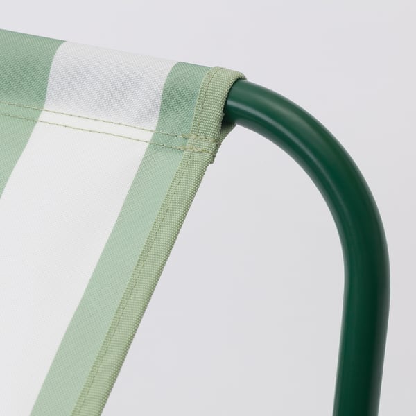 Közeli kép egy zöld porszórt fém kartámaszról és tartós poliészter szövetről, könnyű varrásokkal egy kiváló minőségű kültéri széken.