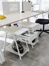 Hálós kialakítású, zárható fiókkal és nyitott polccal ellátott TROTTEN fehér fém tárolóegység, amely tökéletes íróasztalhoz vagy lakótérhez.