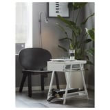 Kicsi, modern fehér íróasztal fiókkal és polccal, elegáns kialakítás, tökéletes kompakt helyekre.