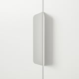 Karcsú, modern tárolóegység fémes felülettel, állítható lábakkal az egyenetlen felületeken való stabilitás érdekében.