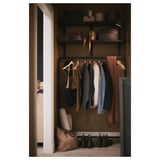 Kompakt szekrény fekete kabátokkal, fa polcokkal és csizmával.