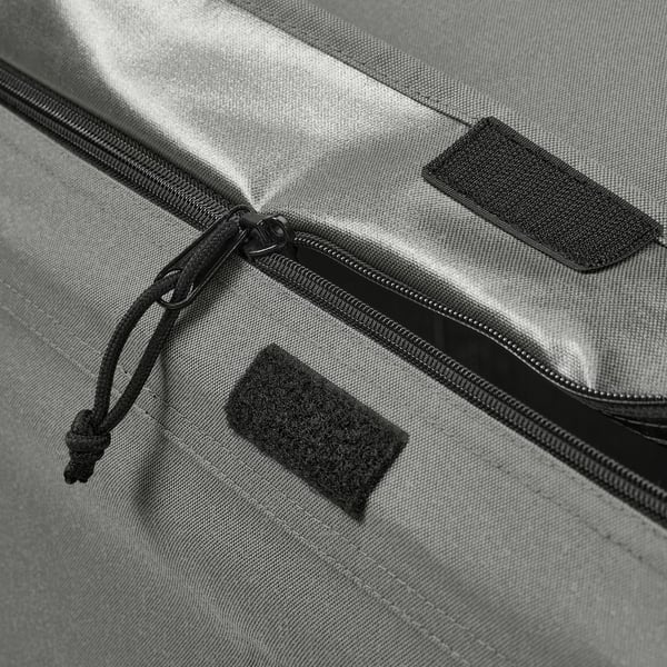 Közeli kép tartós, vízálló tárolódoboz cipzárról és tépőzáras csíkokról. Strapabíró, texturált szövet és biztonságos rögzítők.