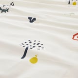 Duvet with soft fox and tree print, zipper closure, white fabric with colorful details.