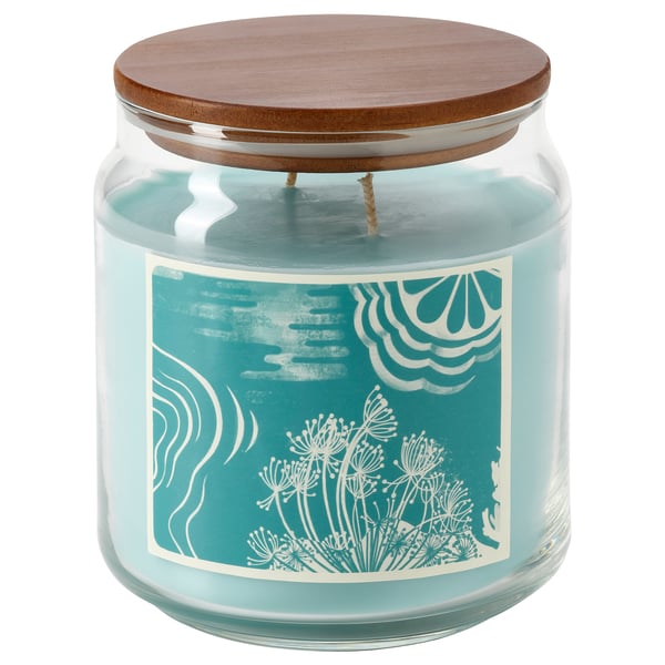 BUKETTAPEL candle: round blue jar, wooden lid, floral label design, glass & pine.