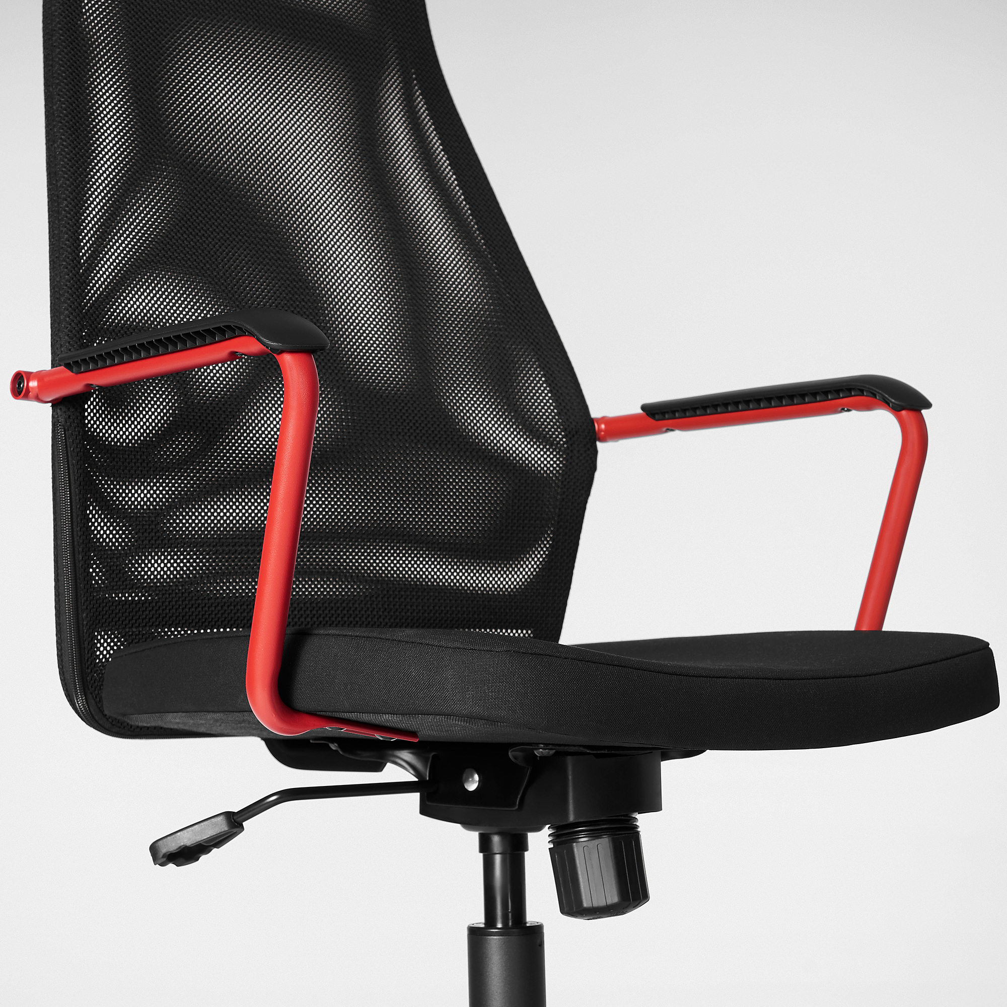 Black office chair with red armrests & mesh back, showcasing robust build & comfortable design.
