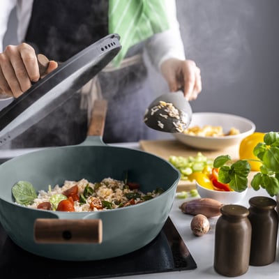 KLIPPFISK sauté pan in grey-turquoise with wooden handles and glass lid. Modern, non-stick, round shape, energy-efficient.