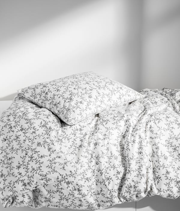 KOPPARRANKA white floral bedding set, soft cotton-viscose blend, printed with delicate black vine pattern.