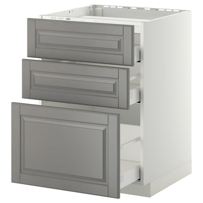 A METOD kitchen cabinet with soft grey bodbyn drawers and beveled edges. It has three drawers, a door, and a white base.