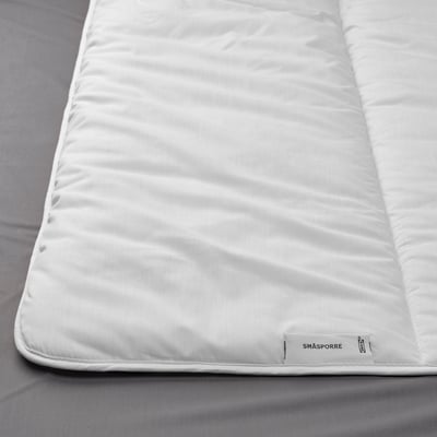White SMÅSPORRE duvet, rectangle, soft fluffy, cotton, polyester, recycled materials.
