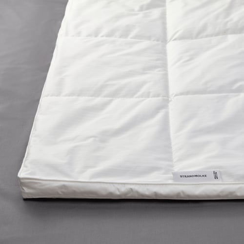A plush white STRANDMOLKE duvet with cosy dobby cotton on grey background.