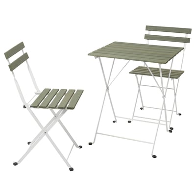 Tarnö outdoor set: 2 gray-green wooden chairs, foldable, white metal frames.