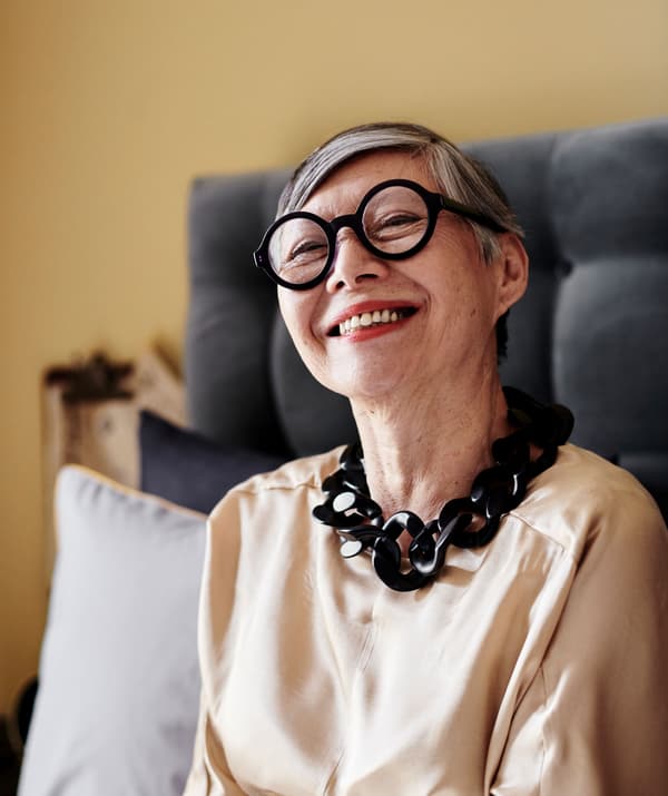 ภาพของหญิงสวนแว่นสีดำและสร้อยคอสีดำ