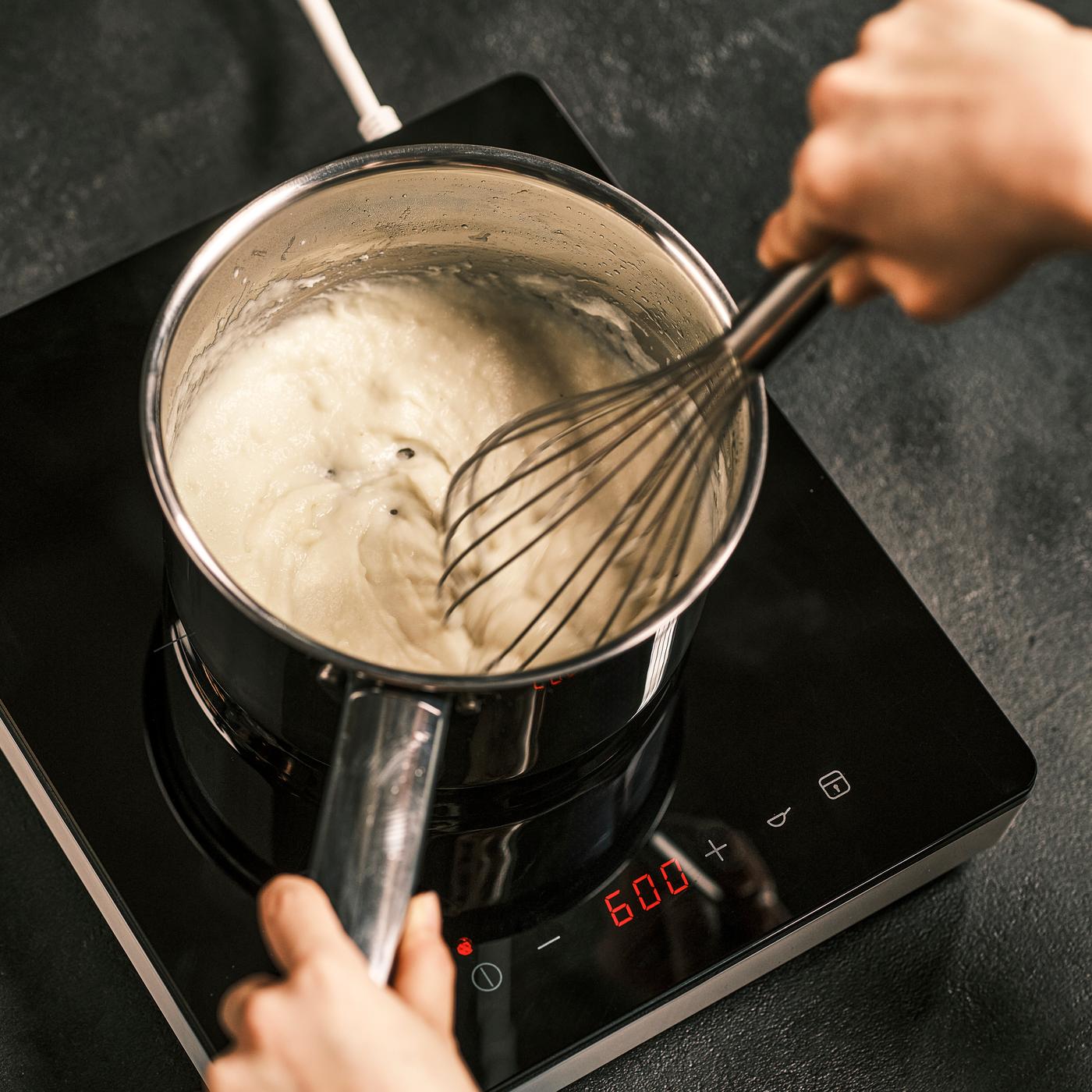 메시드포테이토와 우유를 넣고 젓는 컷